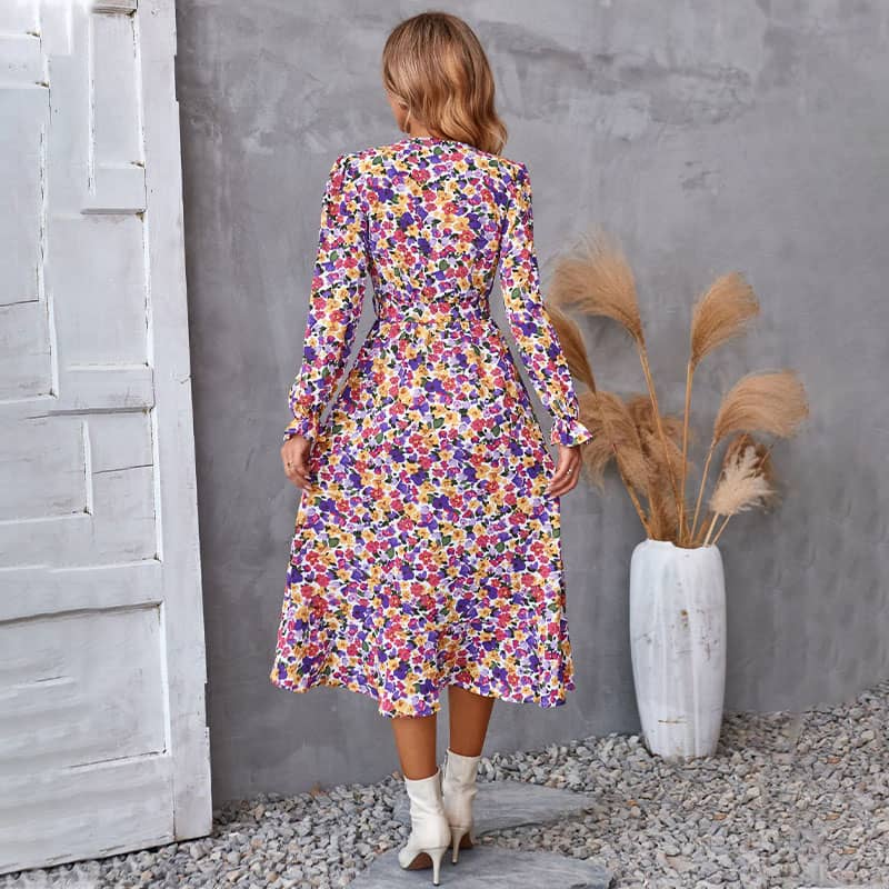 Kwiatowa sukienka z nieregularnym dekoltem w serek z wiązaniem w talii