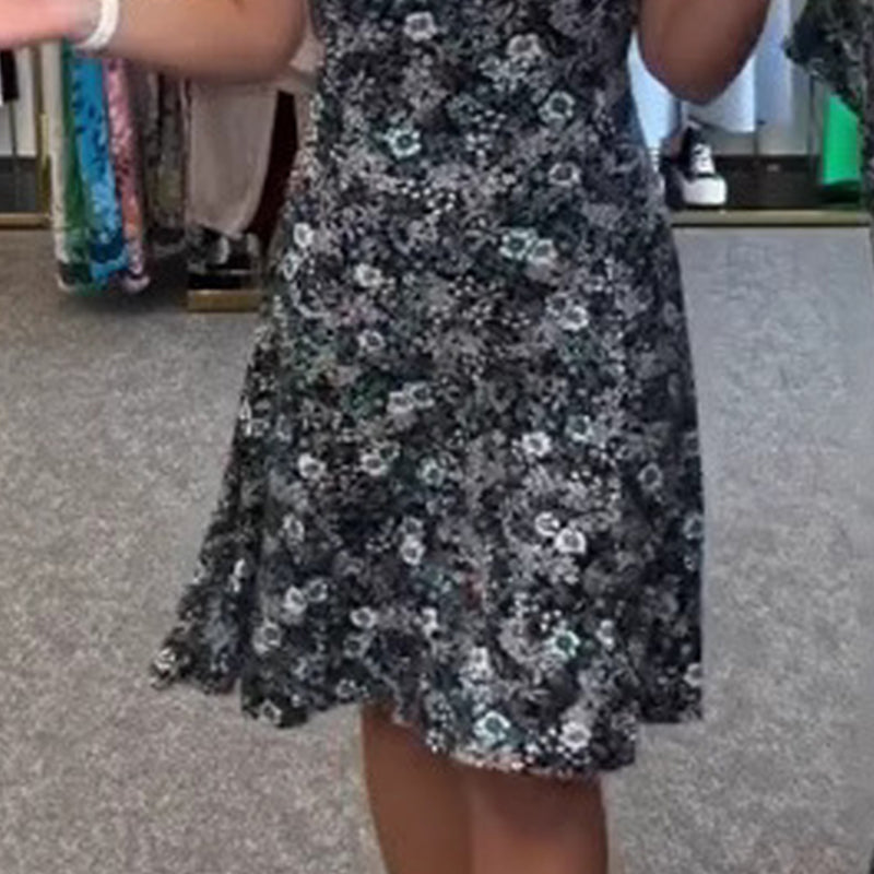 Damska sukienka z nadrukiem kwiatowym z dekoltem w szpic